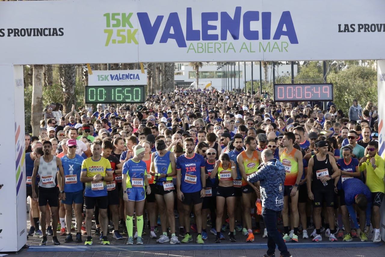 Miles de corredores ponen colorido a la Malvarrosa en la 7,5K Valencia Abierta al Mar