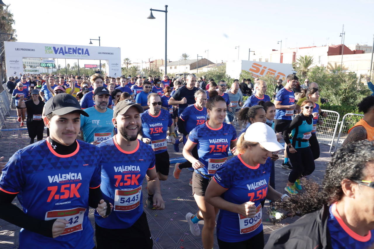 Miles de corredores ponen colorido a la Malvarrosa en la 7,5K Valencia Abierta al Mar