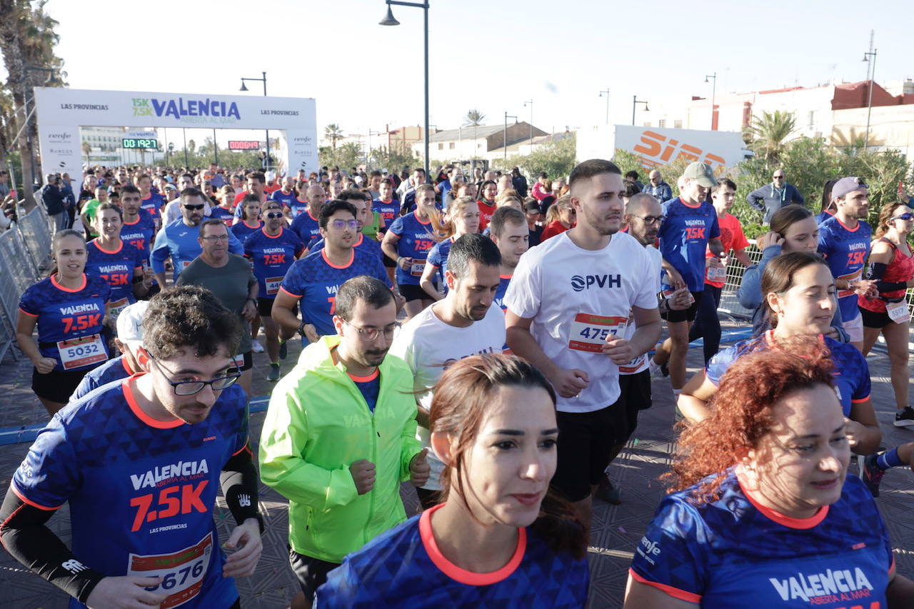 Miles de corredores ponen colorido a la Malvarrosa en la 7,5K Valencia Abierta al Mar