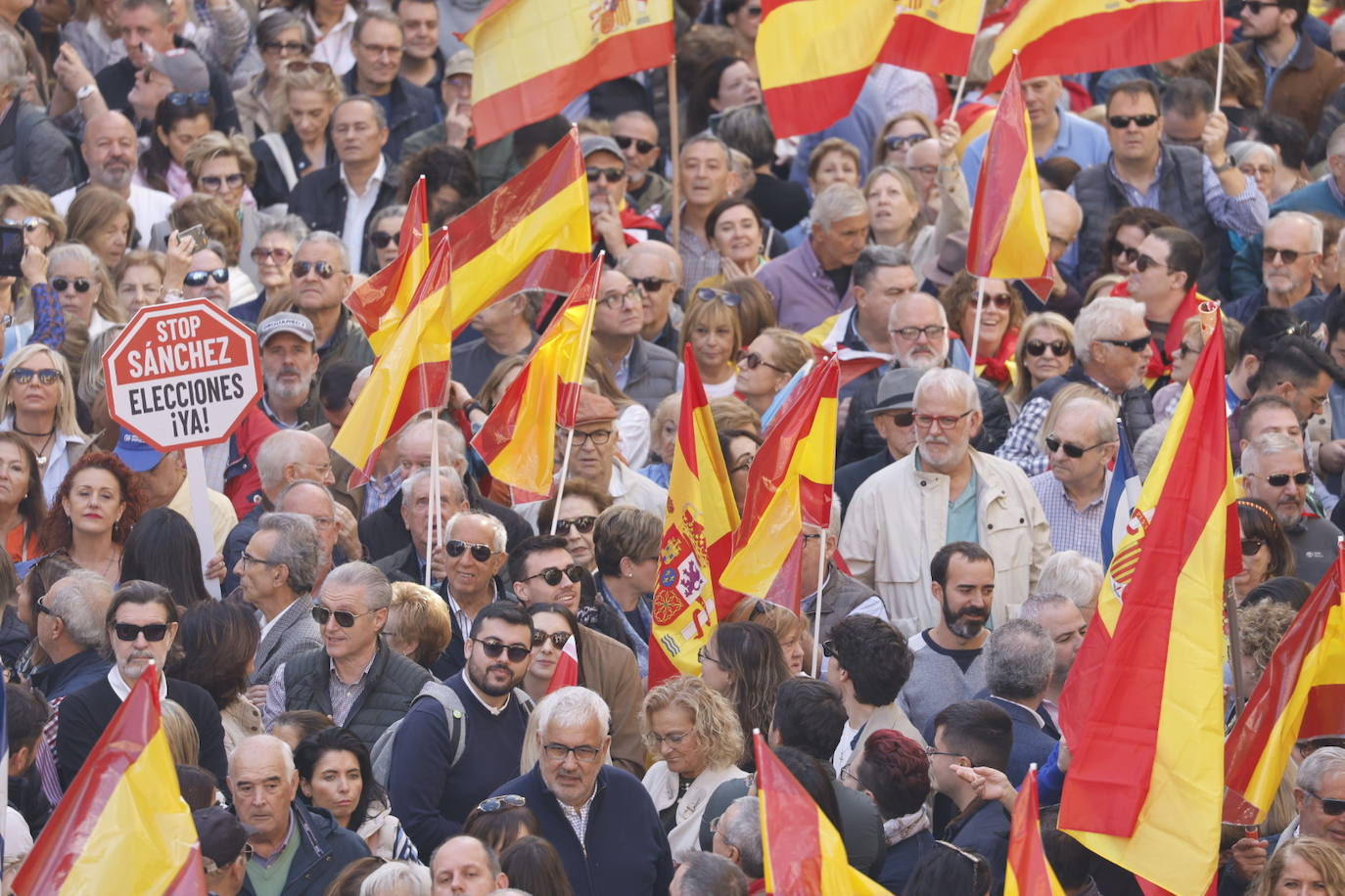 Feijóo llena la concentración en Valencia contra la amnistía