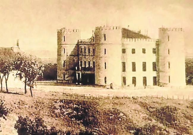 Torreones. Así era el castillo en la época de la cacería, dominado por cuatro grandes torres.
