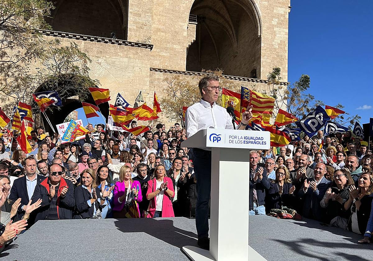 Feijóo se moviliza en Valencia contra los pactos de Sánchez con el independentismo.