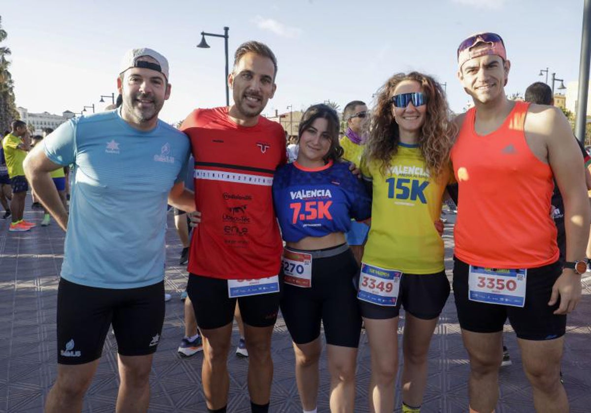 Rubén Gadea, con los corredores que ha preparado, Mario, Pati, Belén y Roberto