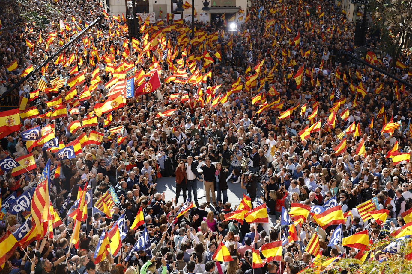 Feijóo llena la concentración en Valencia contra la amnistía