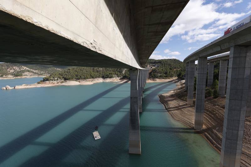 Así se levantan 3.600 toneladas del puente de Contreras