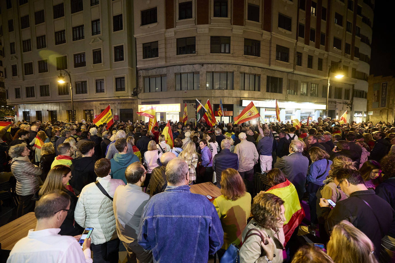 Centenares de personas protestan contra la amnistía ante la sede del PSPV en Valencia