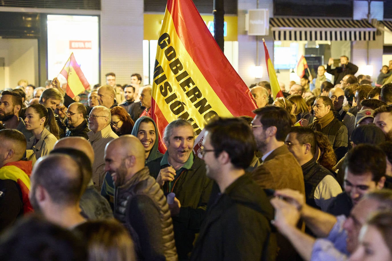 Centenares de personas protestan contra la amnistía ante la sede del PSPV en Valencia