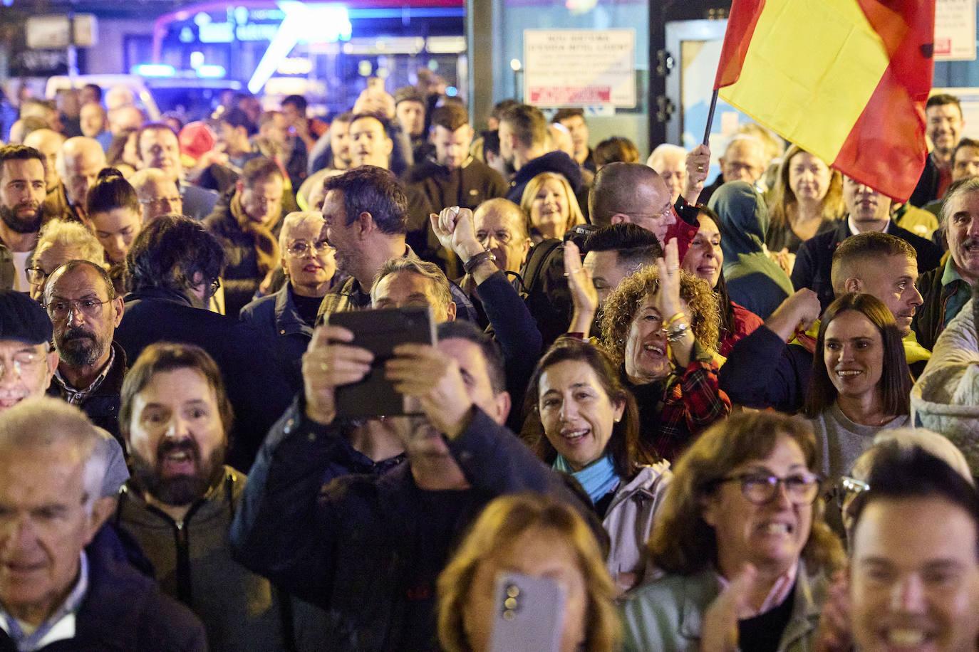 Centenares de personas protestan contra la amnistía ante la sede del PSPV en Valencia