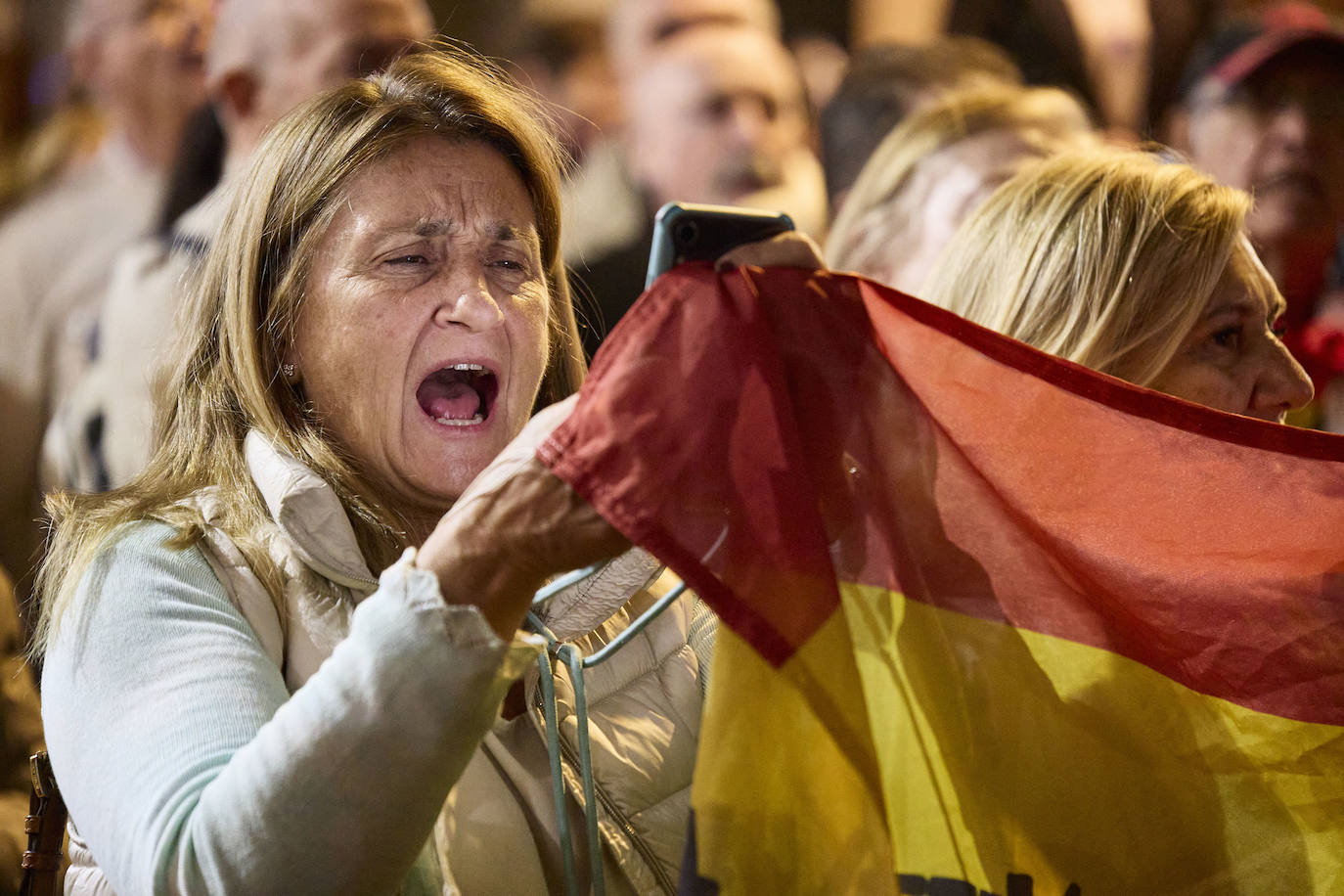 Centenares de personas protestan contra la amnistía ante la sede del PSPV en Valencia