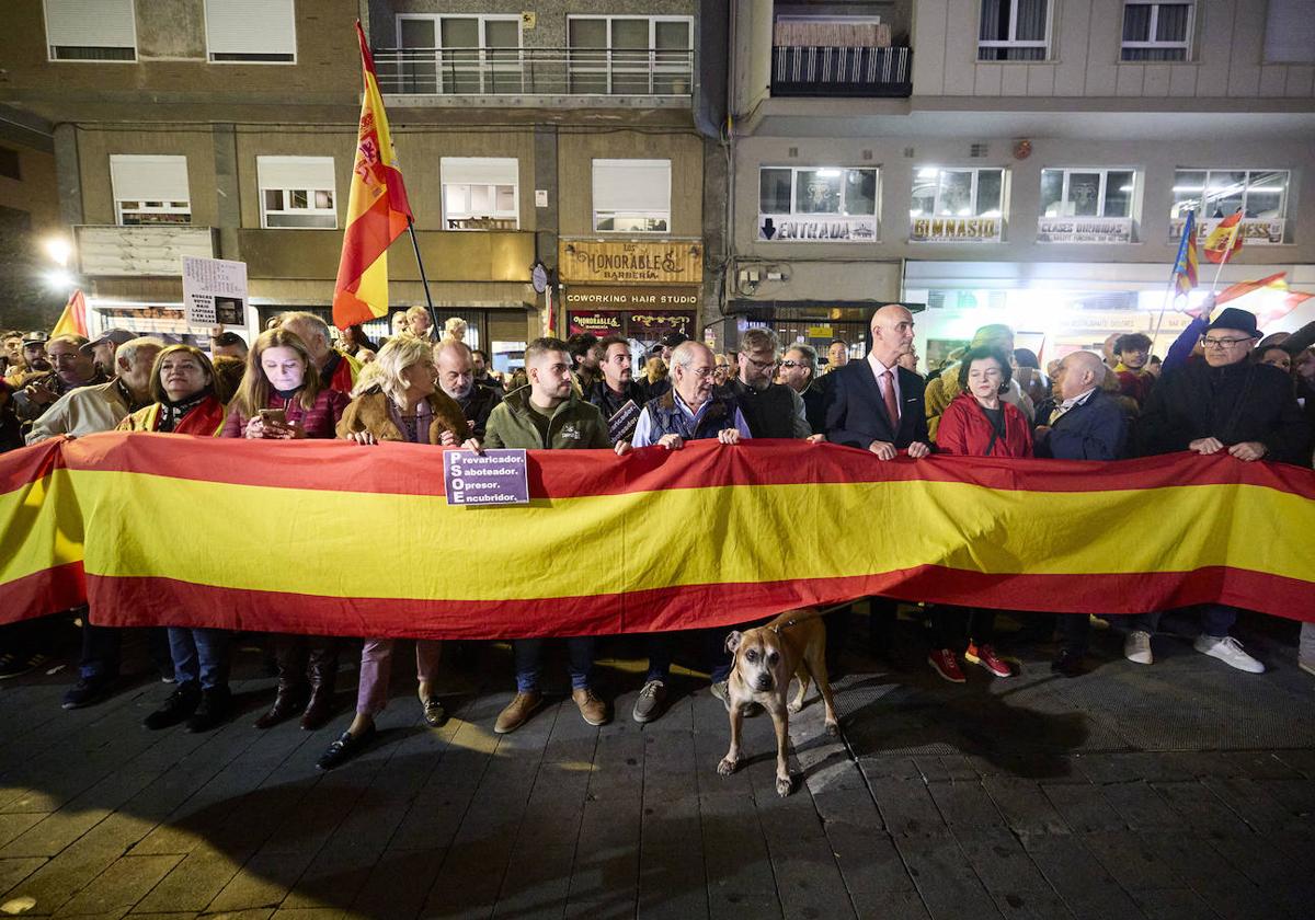 Centenares de personas protestan contra la amnistía ante la sede del PSPV en Valencia