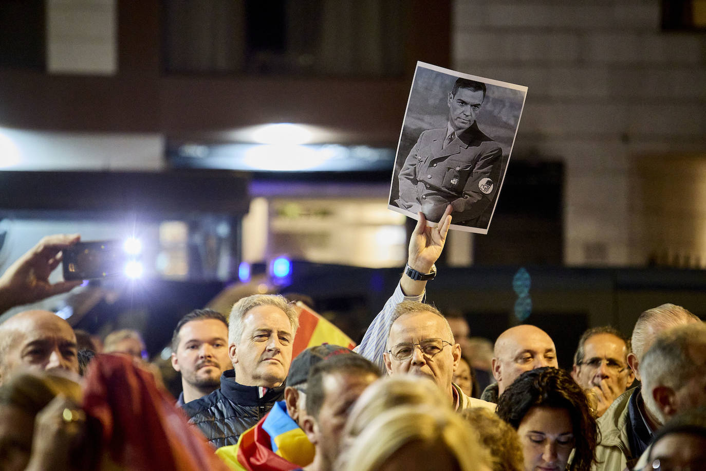 Centenares de personas protestan contra la amnistía ante la sede del PSPV en Valencia