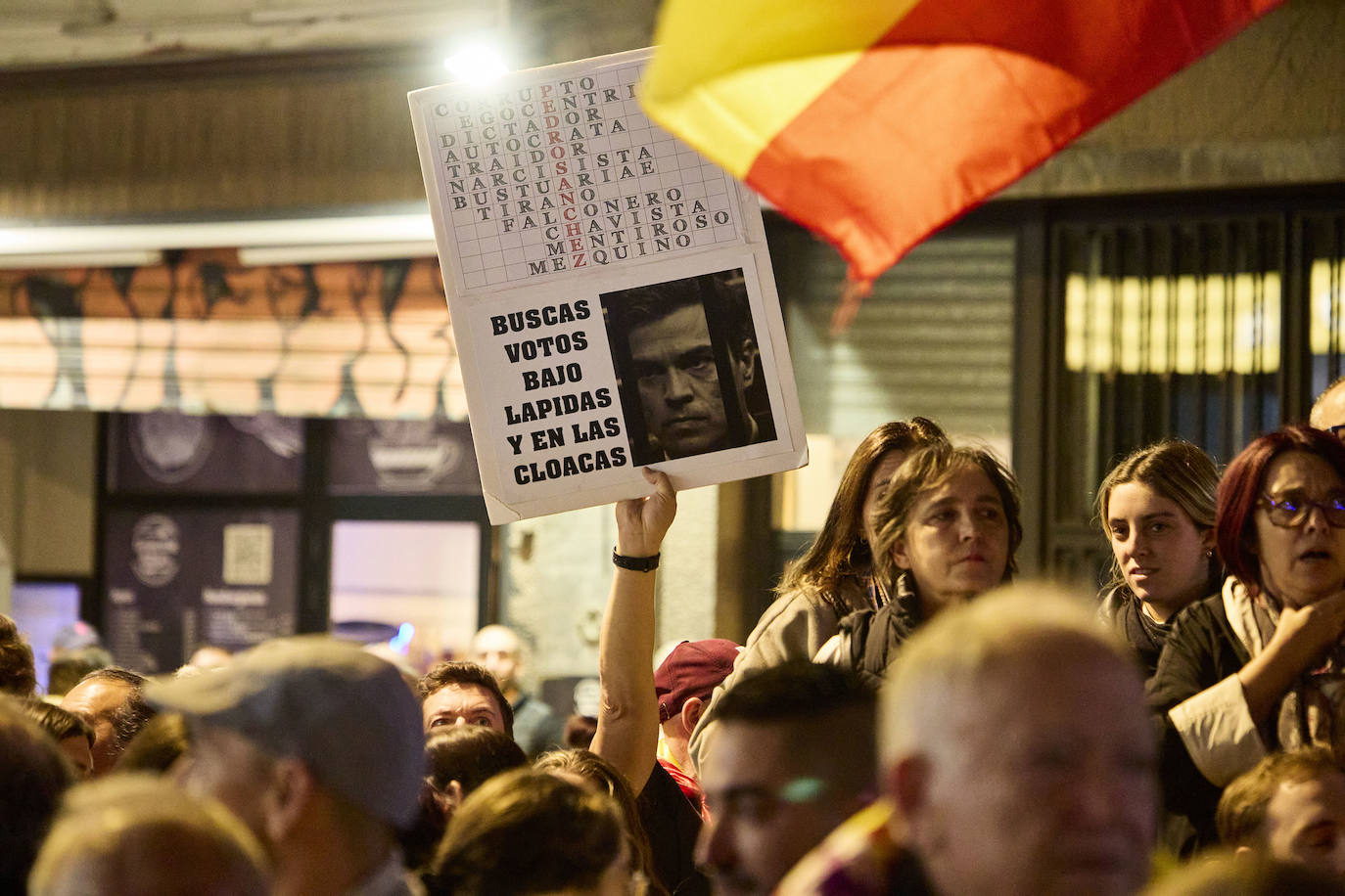 Centenares de personas protestan contra la amnistía ante la sede del PSPV en Valencia