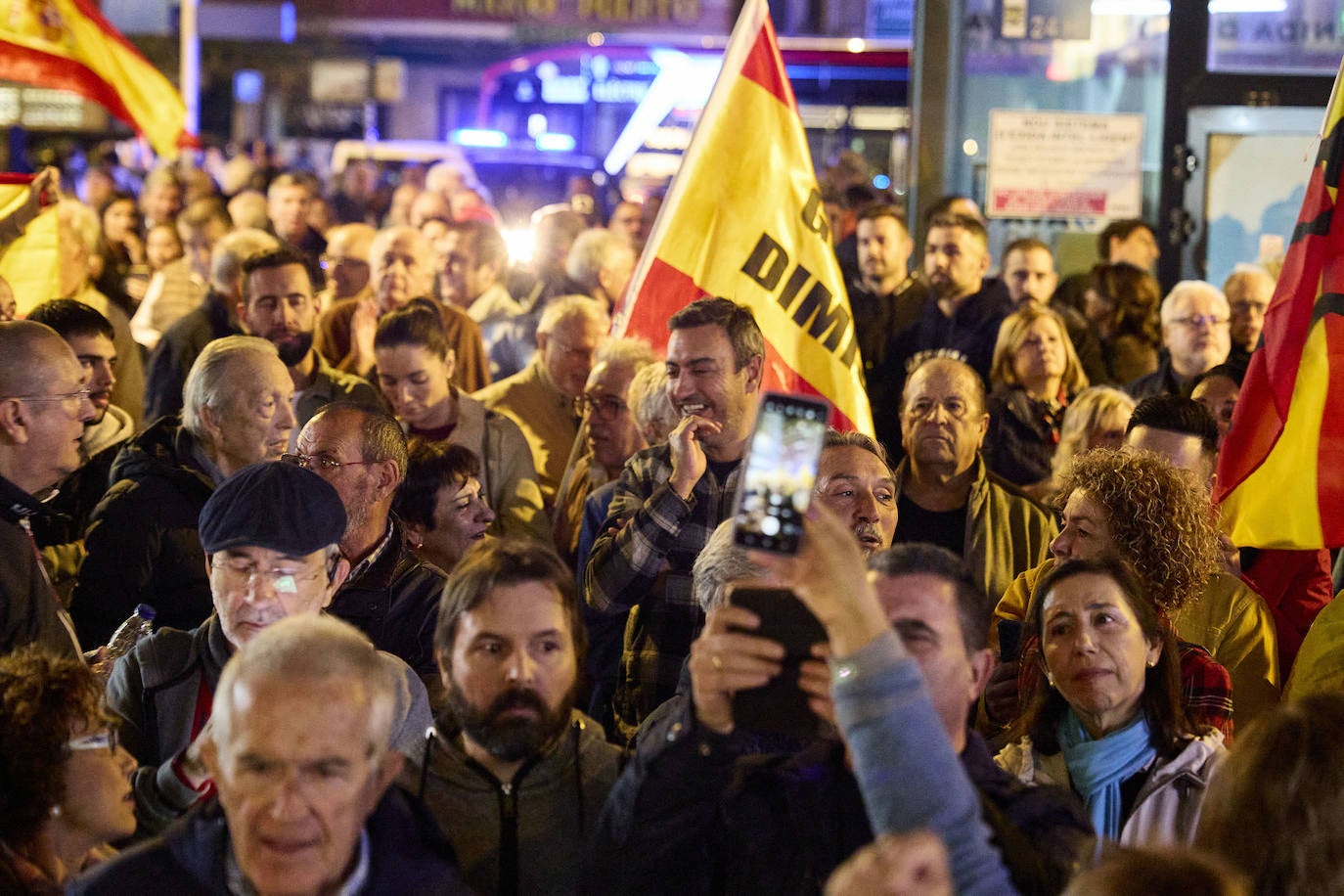 Centenares de personas protestan contra la amnistía ante la sede del PSPV en Valencia