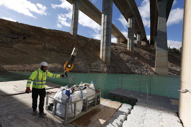 Así se levantan 3.600 toneladas del puente de Contreras