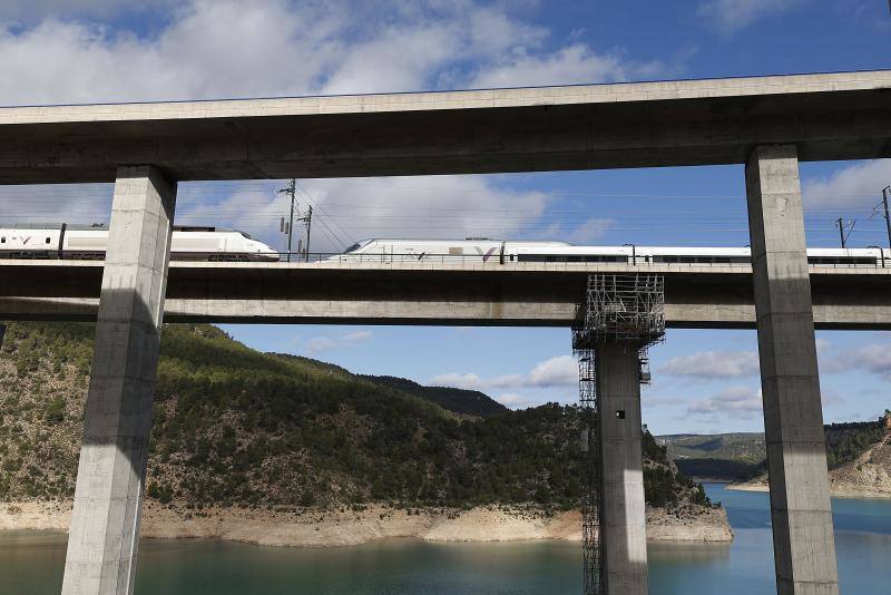 Así se levantan 3.600 toneladas del puente de Contreras