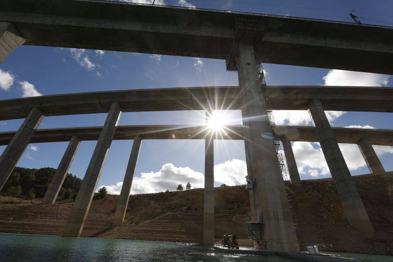 Así se levantan 3.600 toneladas del puente de Contreras