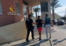 Dos agentes trasladan al detenido al cuartel para interrogarlo.