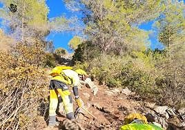 Uno de los bomberos trabajando en la zona.