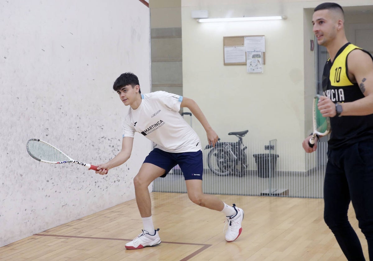 Ernesto Revert pone a prueba a Roque Alarcón en una pista de squash del Polideportivo de El Carmen.