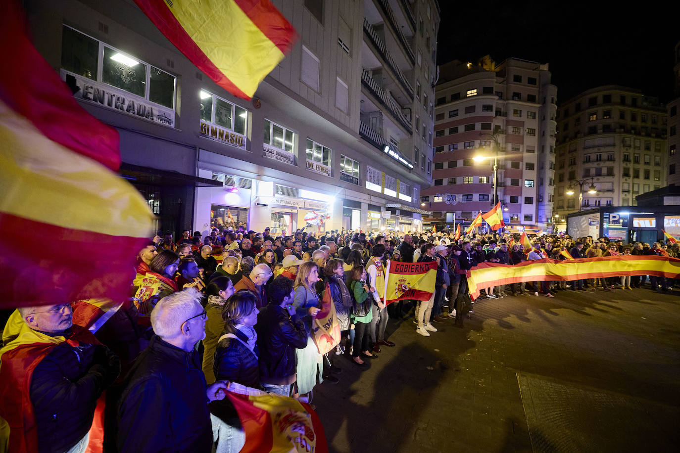 Segunda concentración contra la amnistía frente a la sede del PSPV