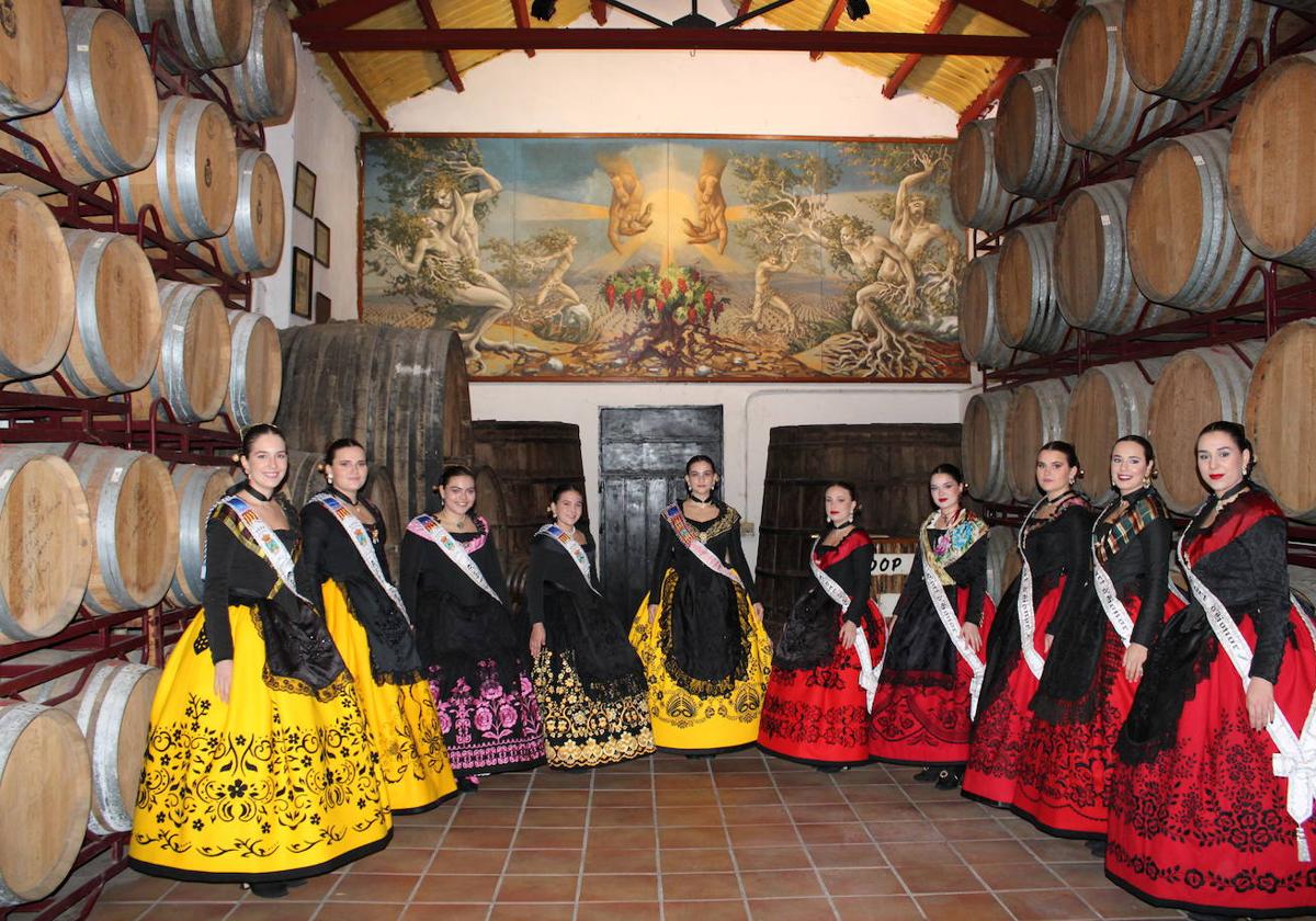 La reina de las fiestas de Turís y su corte de honor.