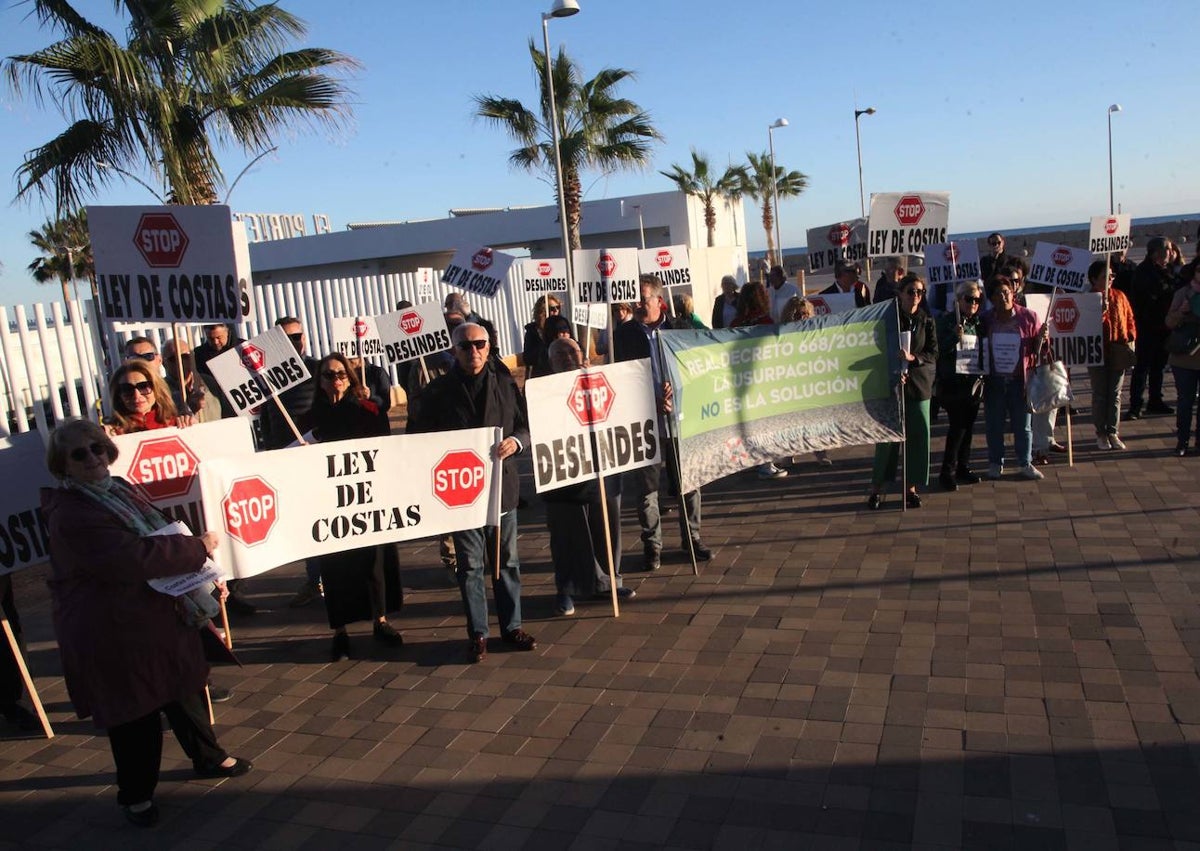 Imagen secundaria 1 - Una de las sesiones del acto de apeo, la protesta previa y el momento en el que clavan una estaca para marcar el límite.