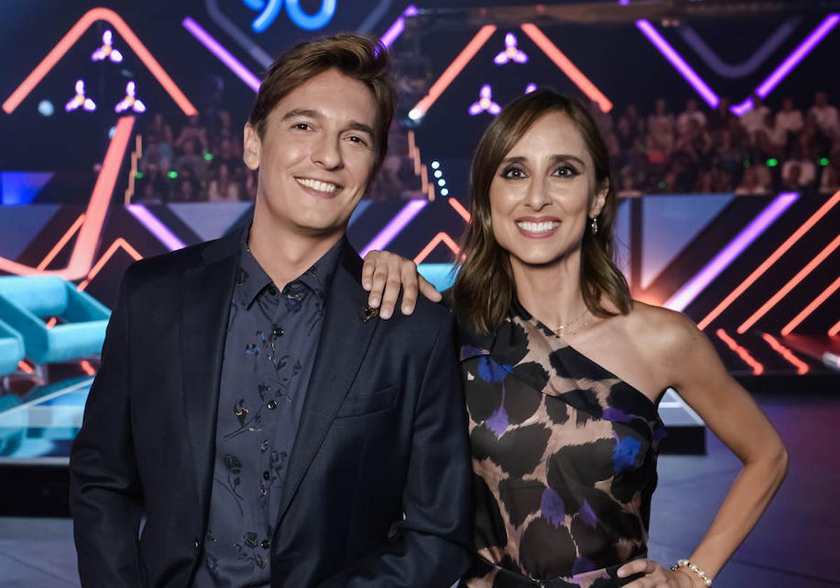 Los presentadores Xavi Martínez y Julia Varela.