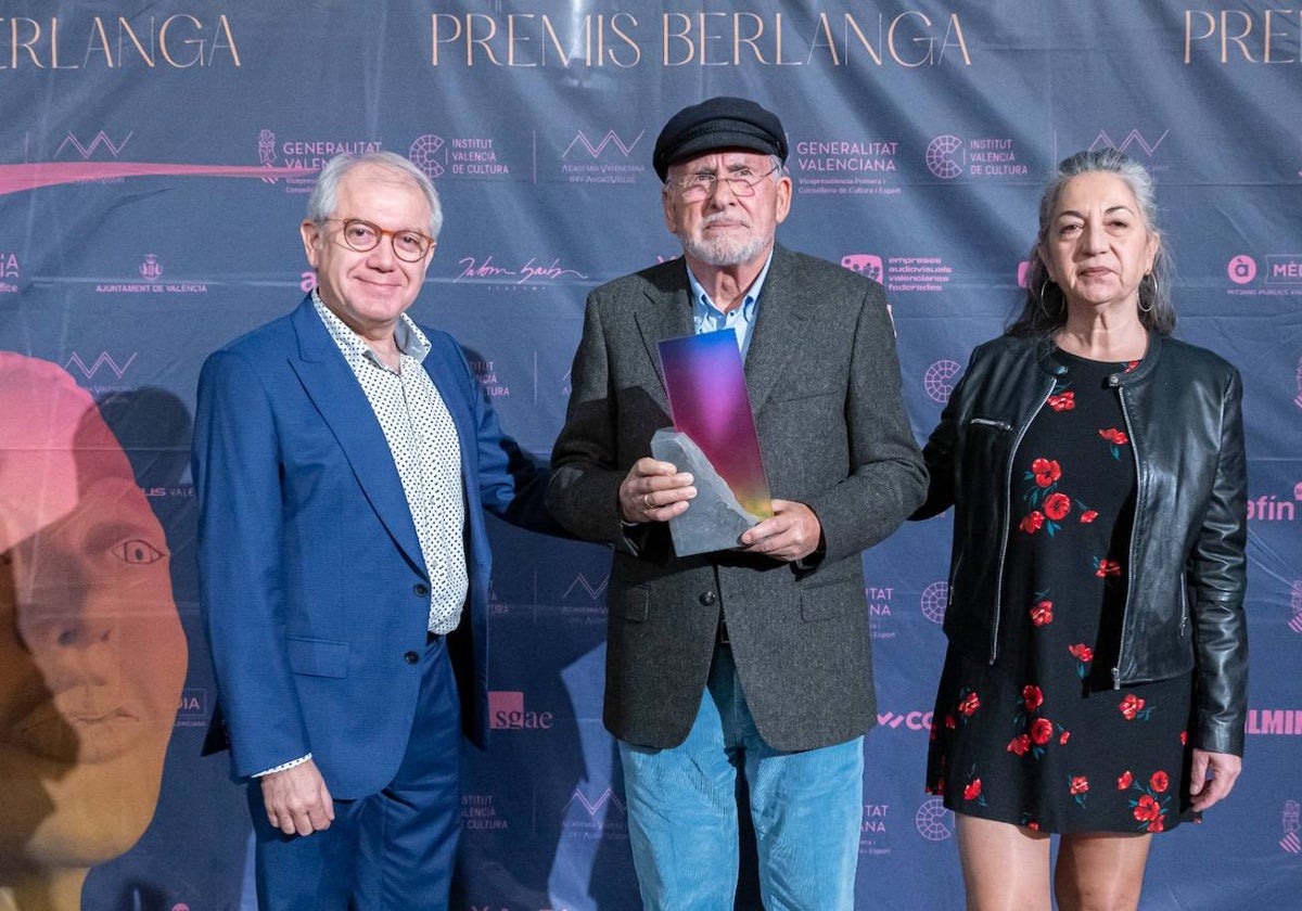 El director del Institut Valencià de Cultura, Abel Guarinos, a la izquierda, junto con Juan Andreu Espí, premio de Honor de los Premios Berlanga del Audiovisual Valenciano, y Teresa Cebrián, presidenta de la Academia Valenciana del Audiovisual.