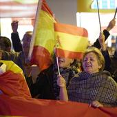 Gritos, pitos, cánticos y banderas de España contra Pedro Sánchez en Valencia