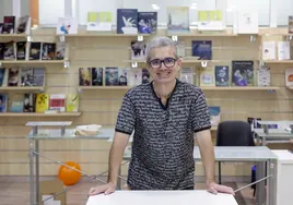 El editor Toni Alcolea ha abierto recientemente la librería Vuelo de Palabras en la Avenida Giorgeta.