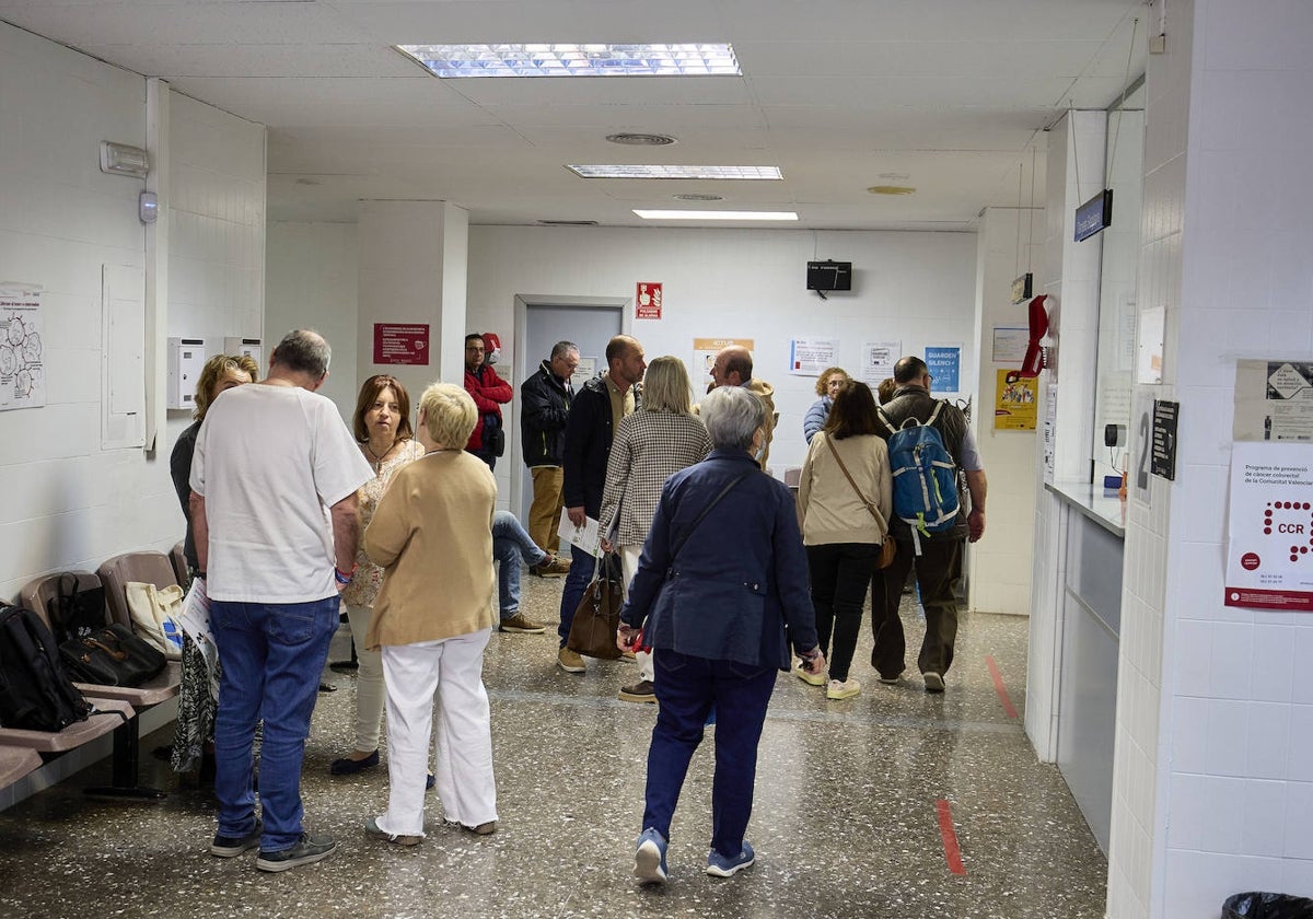 Pacientes en el centro de salud Joaquín Benlloch de Malilla, este miércoles.