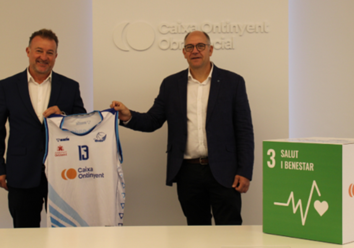 Firma del convenio entre Caixa Ontinyent y el club de baloncesto.