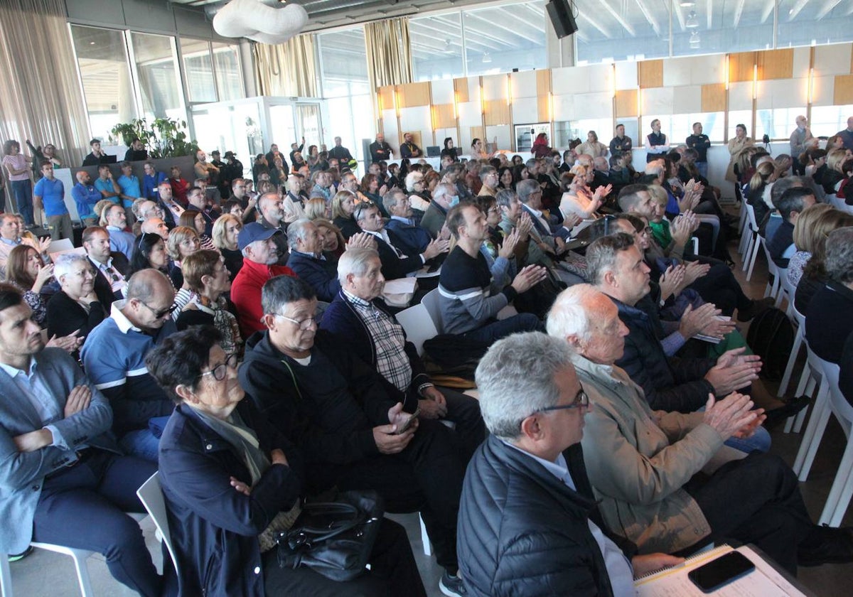 Vecinos afectados por los deslindes en Dénia durante la sesión informativa convocada por Costas con motivo del acto de apeo.