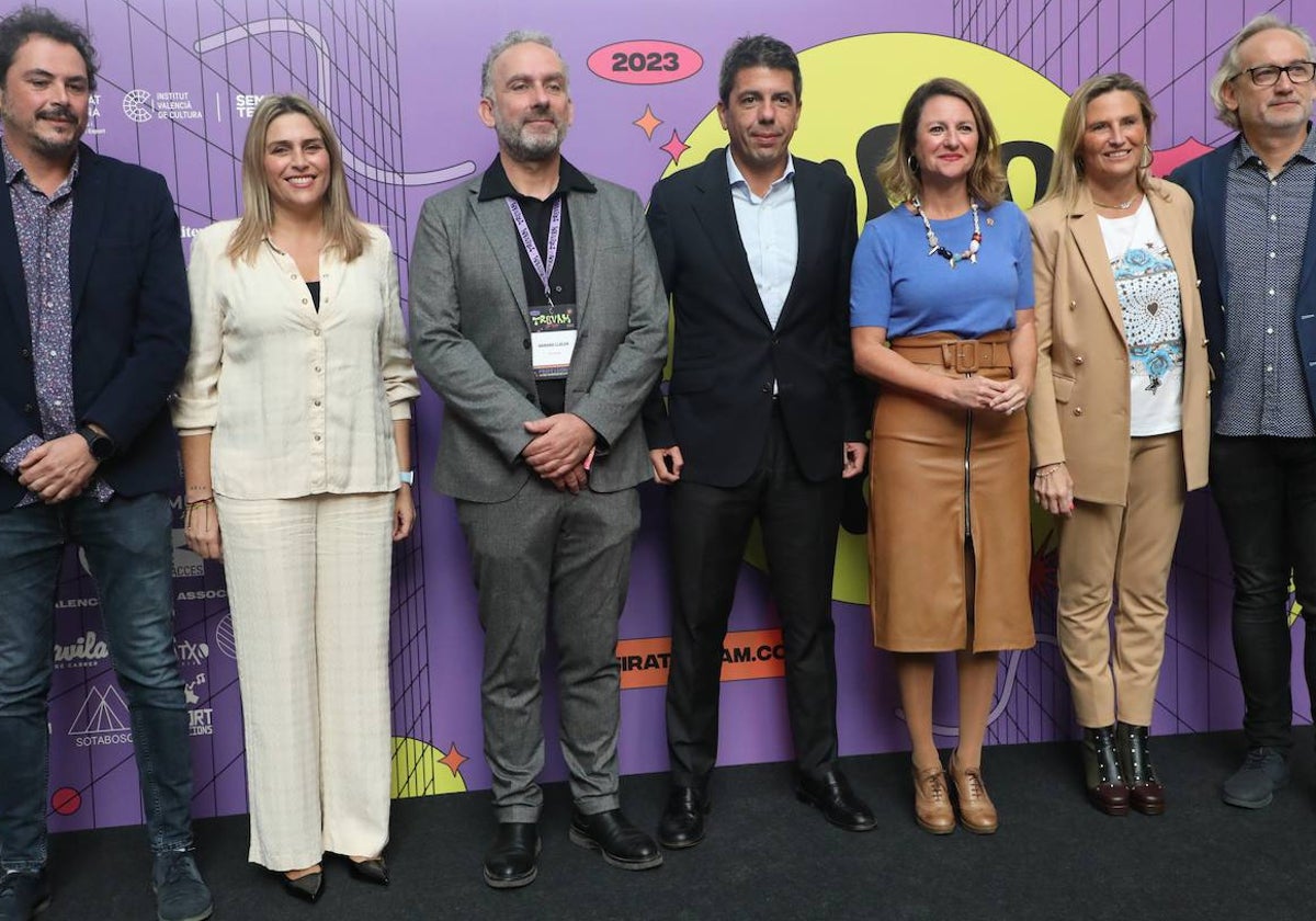 El presidente de la Generalitat, Carlos Mazón, con autoridades y responsables de la feria Trovam.