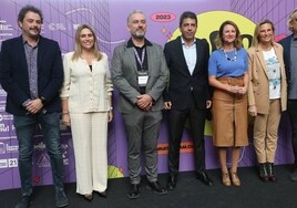 El presidente de la Generalitat, Carlos Mazón, con autoridades y responsables de la feria Trovam.