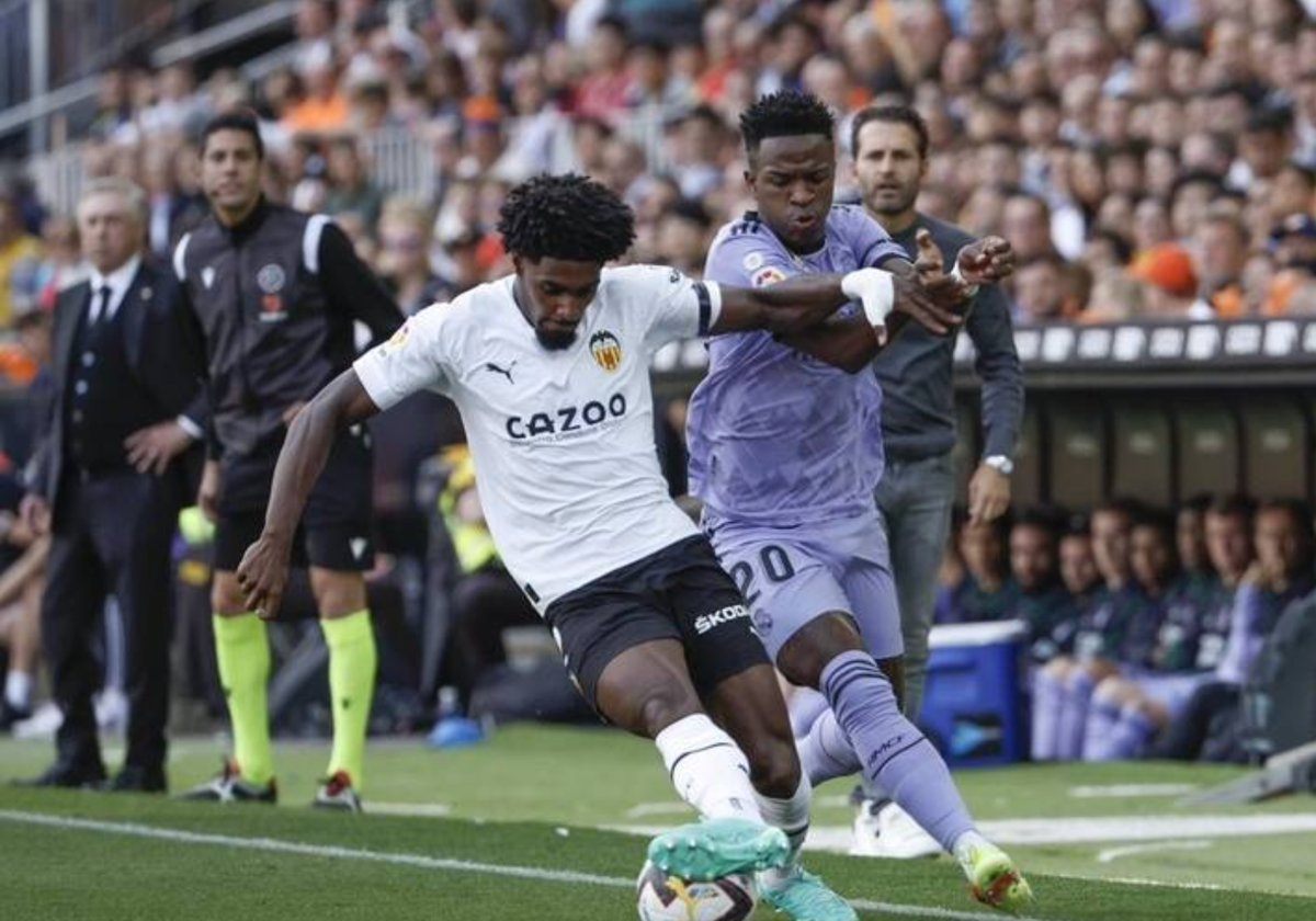 Thierry y Vinícius, en Mestalla.