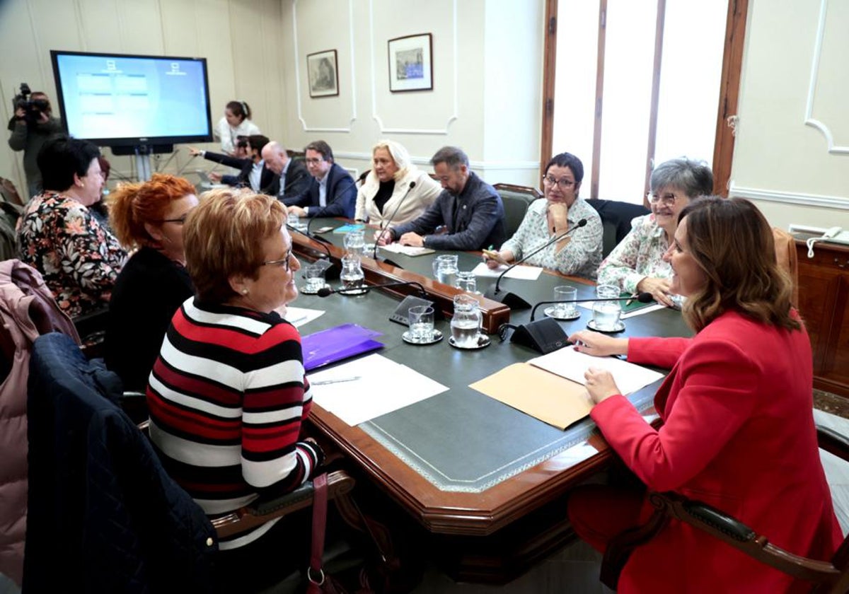 Reunión de los vecinos de Orriols con los concejales y la alcaldesa, este jueves.