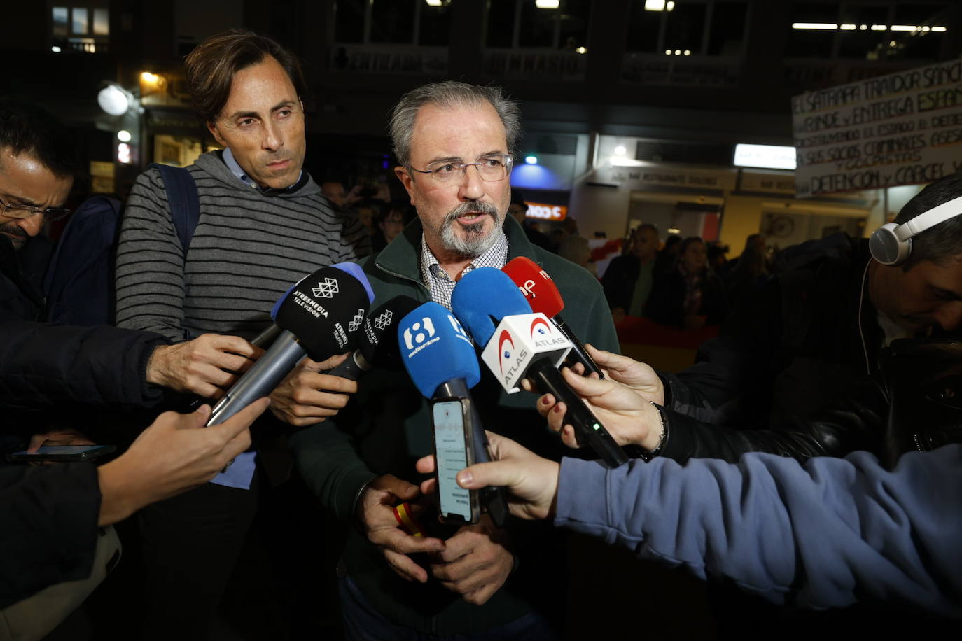 Protestas frente la sede del PSPV en Valencia por cuarta noche consecutiva