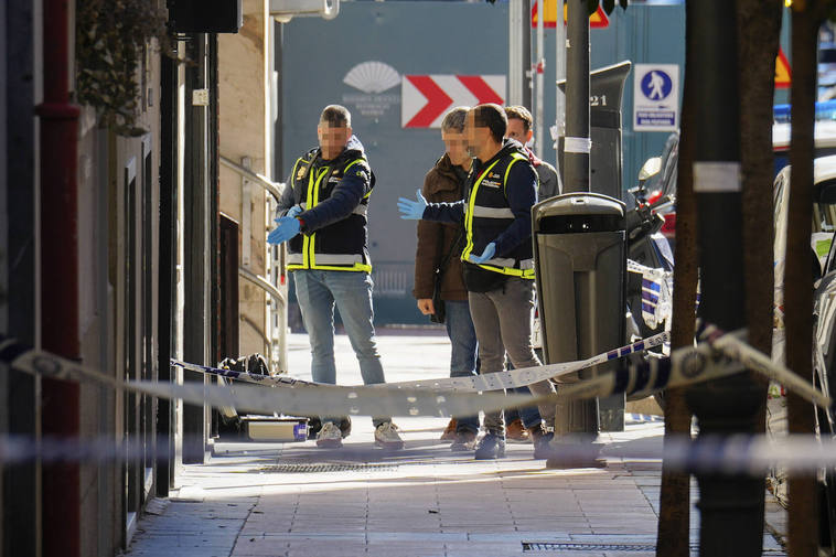 La Policía investiga en el lugar del ataque a Alejo Vidal-Quadras.