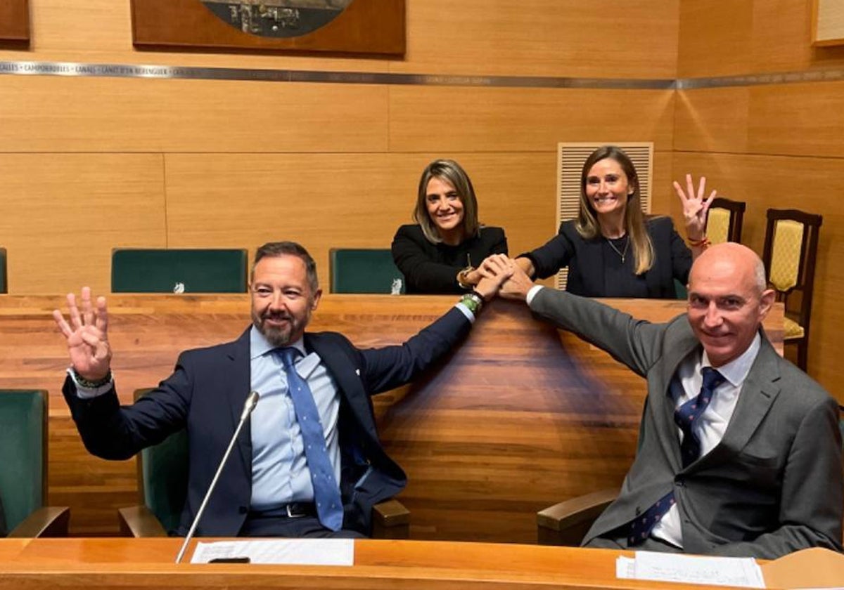 Juan Manuel Badenas, portavox de Vox y segundo teniente de alcalde en el Ayuntamiento de Valencia (i), junto a sus tres compañeros ediles.