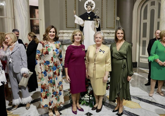 La alcaldesa de Valencia, María José Catalá, junto a la edil de Fiestas, Mónica Gil (d) y las honorables clavariesas vicentinas de 2024 y 2023, Toña Játiva y Amparo Chova.