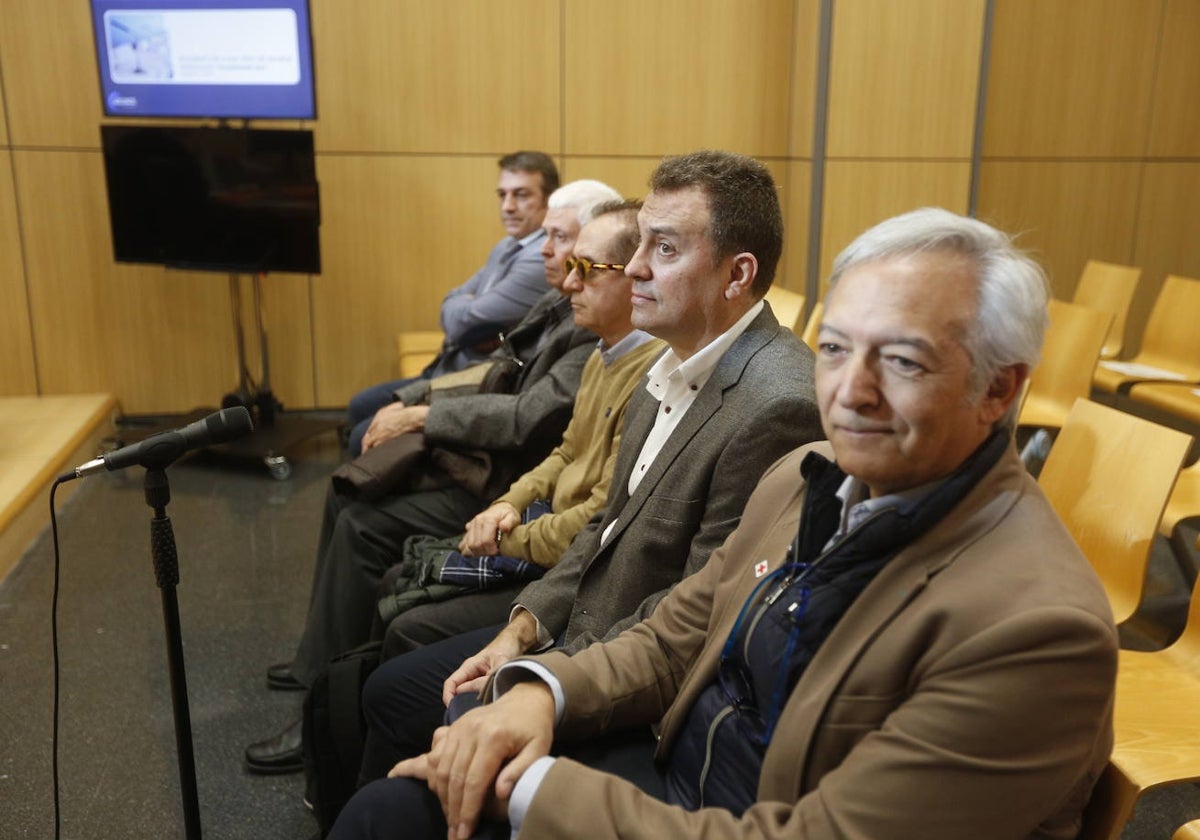 Los acusados, antes del inicio de la vista.