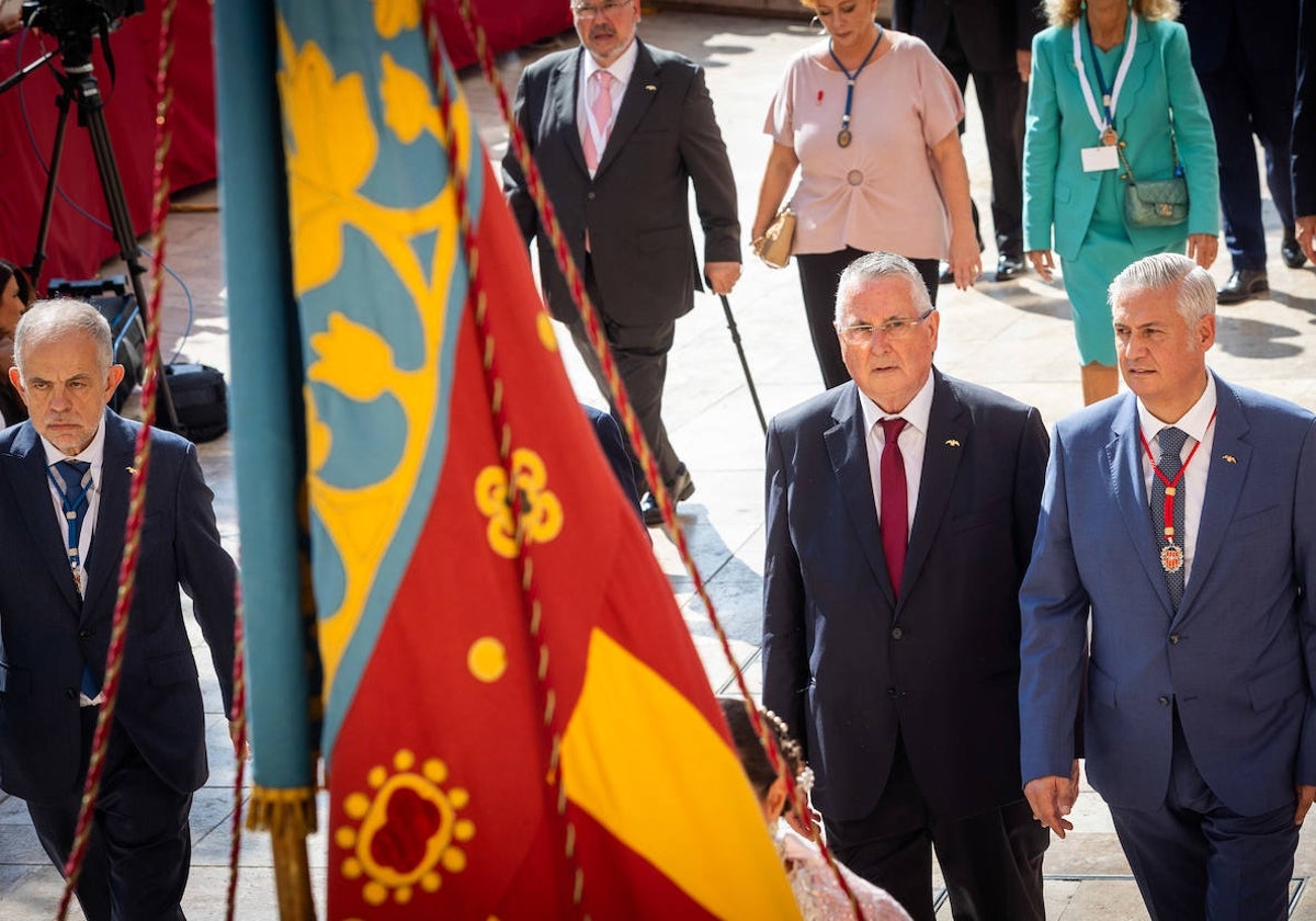 Josep Vicent Navarro Raga, presidente de lo Rat Penat (d), junto a Enric Esteve, su predecesor en el cargo, y Claudio Chaqués (i)