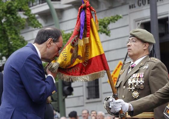 Alejo Vidal-Quadras (i), durante un acto de jura de bandera para personal civil.