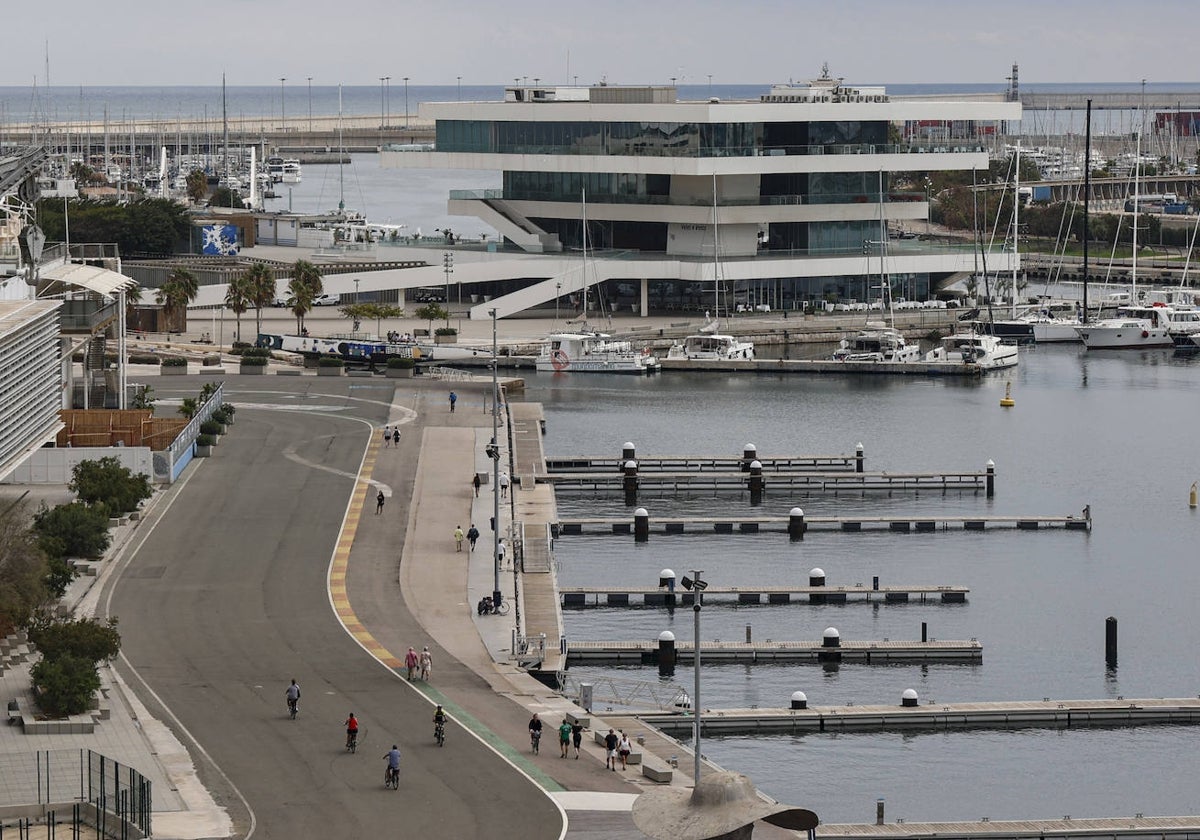 La Marina, con el edificio del Veles e Vents al fondo.