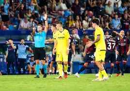 Jugadores del Levante lamentándose tras un polémico gol anulado a Bouldini.