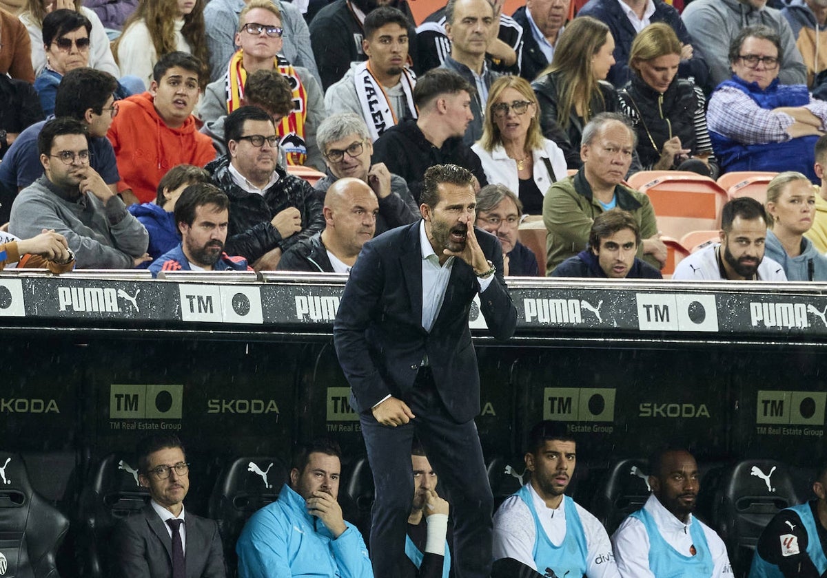 Rubén Baraja, durante un partido en Mestalla.