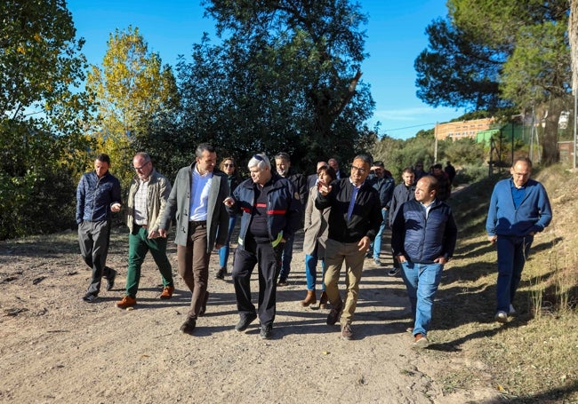 El presidente de la Diputación y los alcaldes, hoy, en su visita a Montitxelvo.