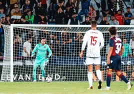 Joan Femenías controla un balón en el encuentro ante el Mirandés.