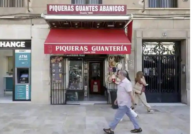 Fachada de Guantería Piqueras, que está en liquidación.